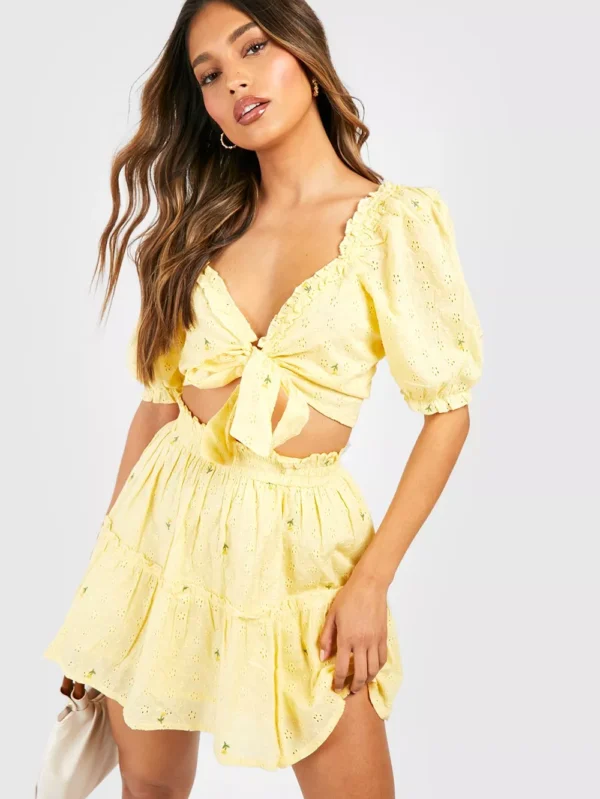 Ensemble avec top fleuri à noeud et jupe à volants